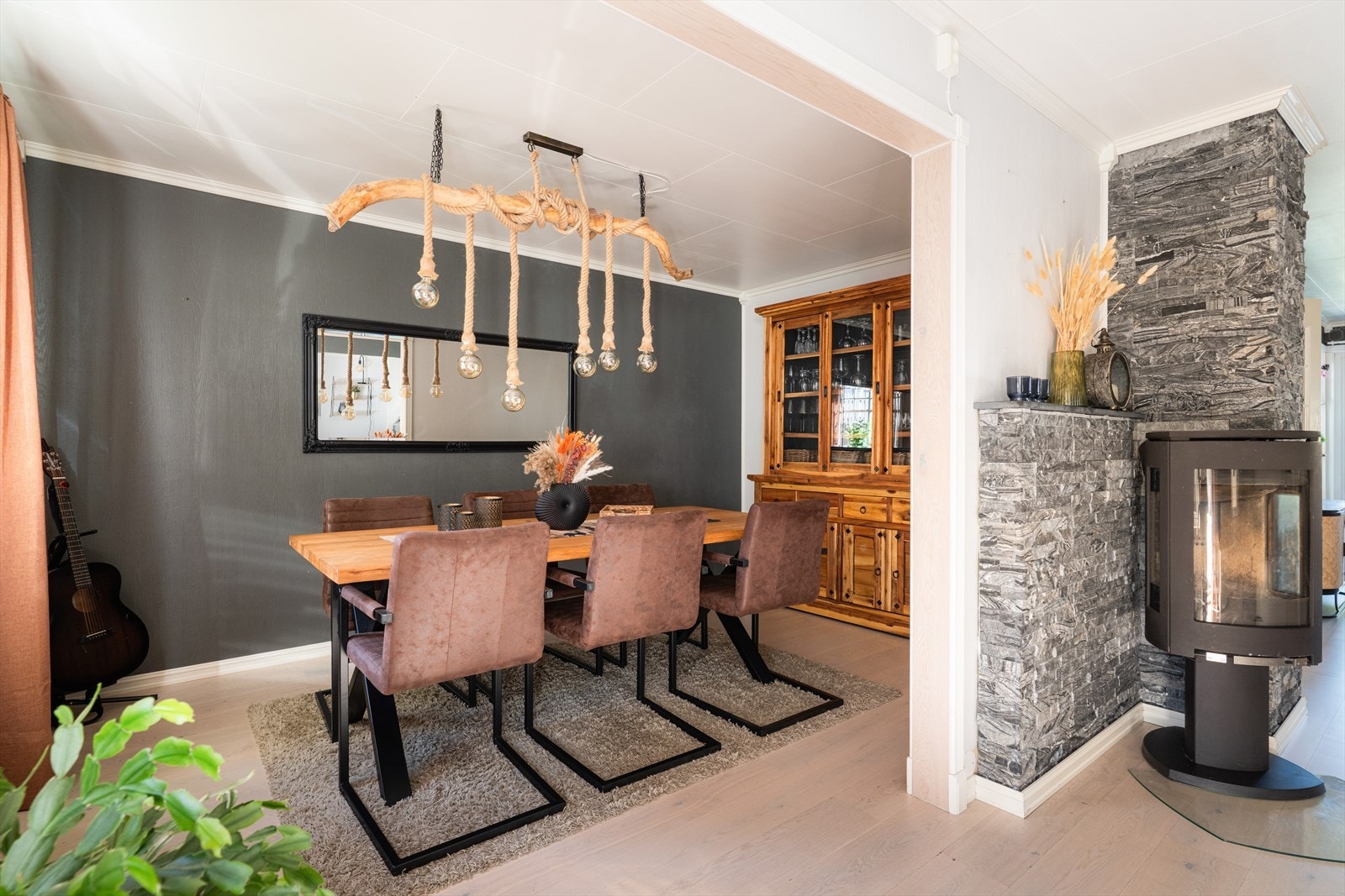 Hyggelig spisestue med god plass. Vegg mellom stue og spisestue er åpnet opp, men kan enkelt tilbakeføres om man trenger et ekstra soverom. Galleribilde