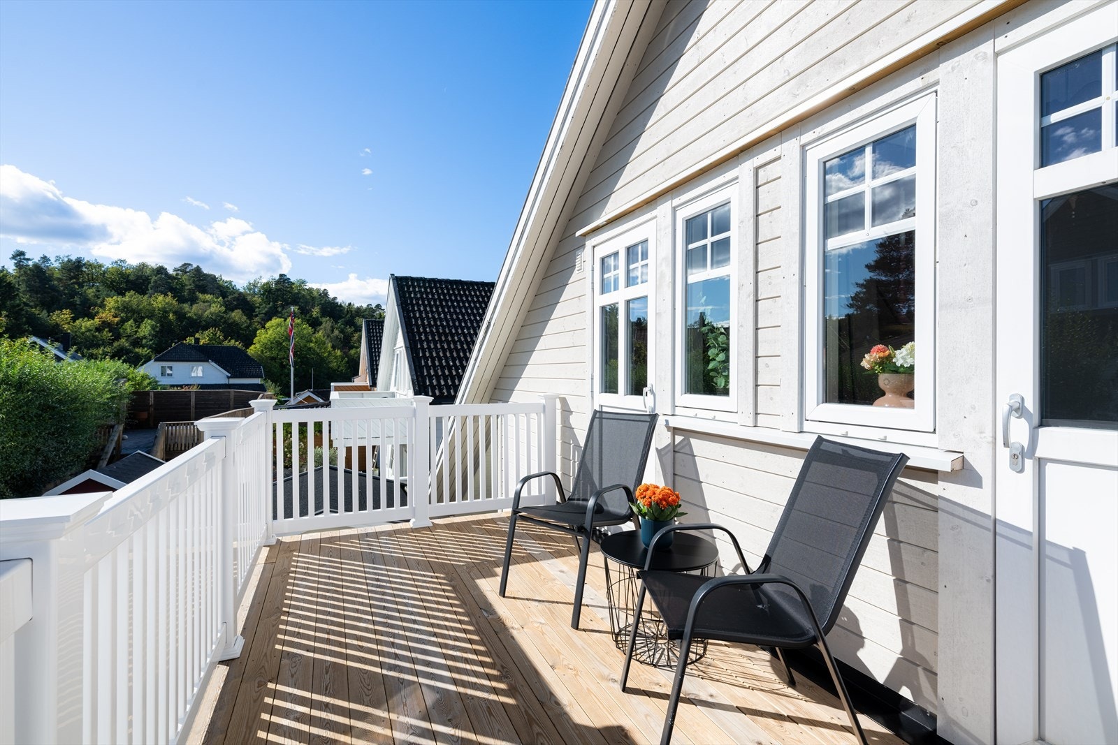 Det er dør ut til balkongen fra 2 av 3 soverom. Fin plass å nyte solen ! Galleribilde