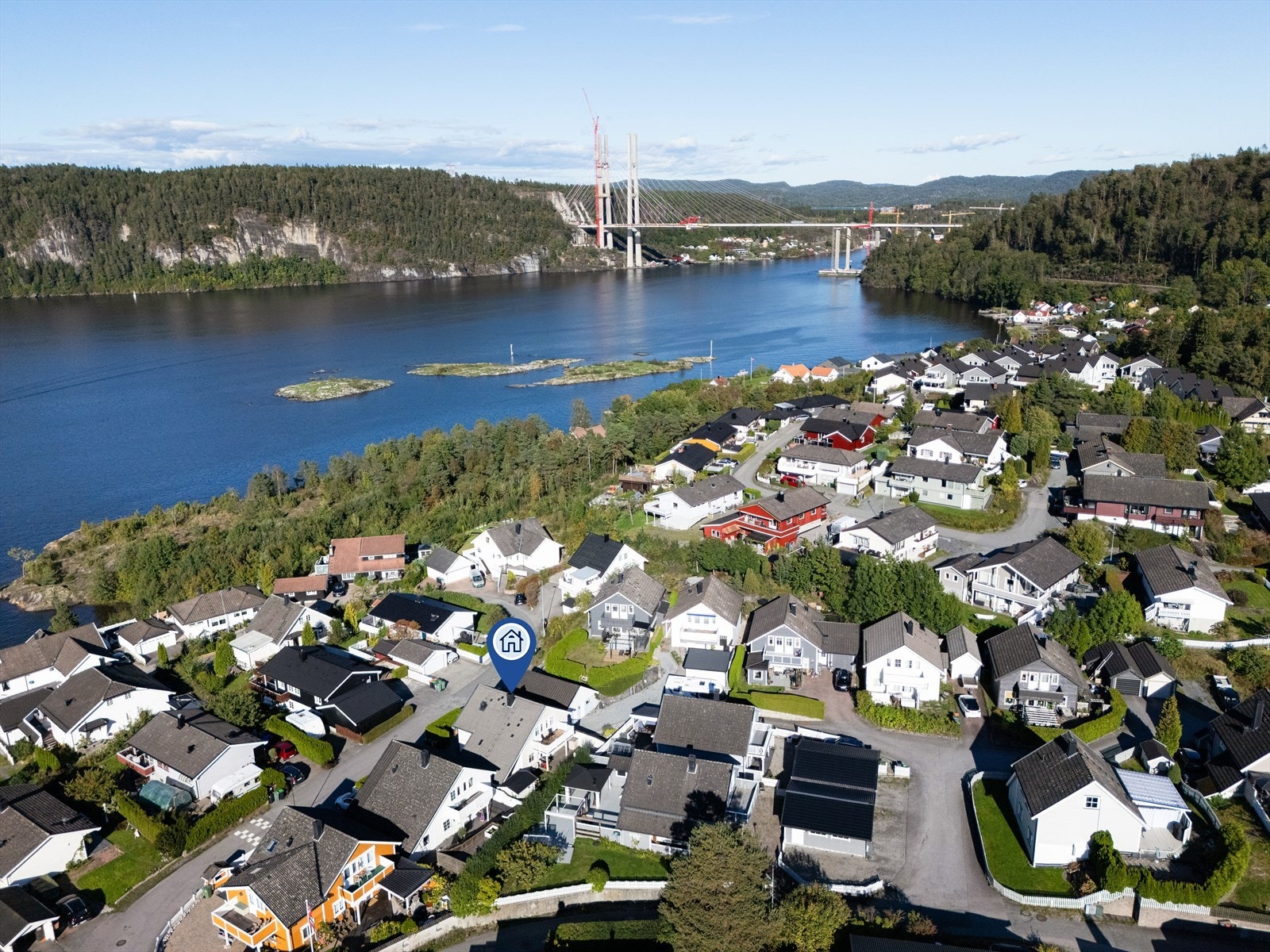 Boligen ligger solrikt og fint til i et barnevennlig og hyggelig nabolag på Cocheplassen. Det er gangavstand til skole, barnehage og bussforbindelse. Galleribilde