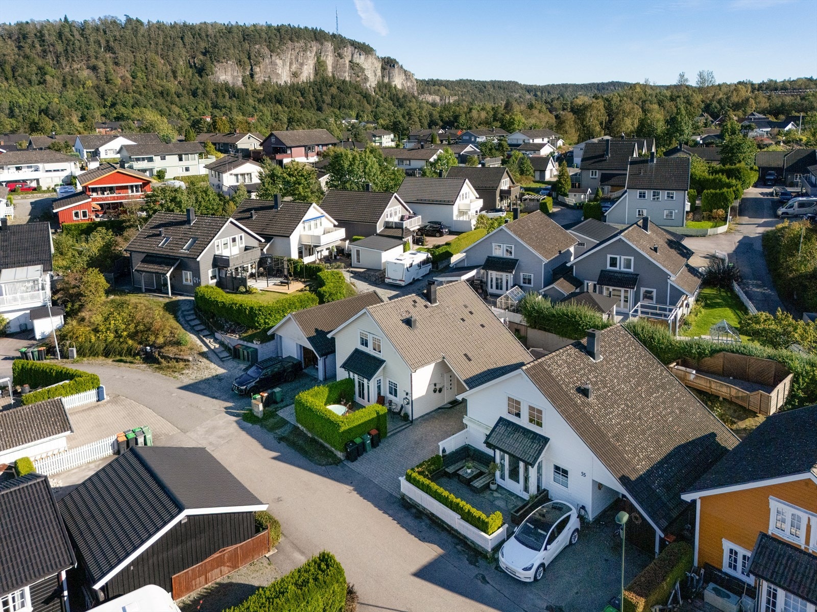 Det er gangavstand til skole, barnehage og bussforbindelse. Nærområdet har flotte turområder både sommer og vinter Galleribilde