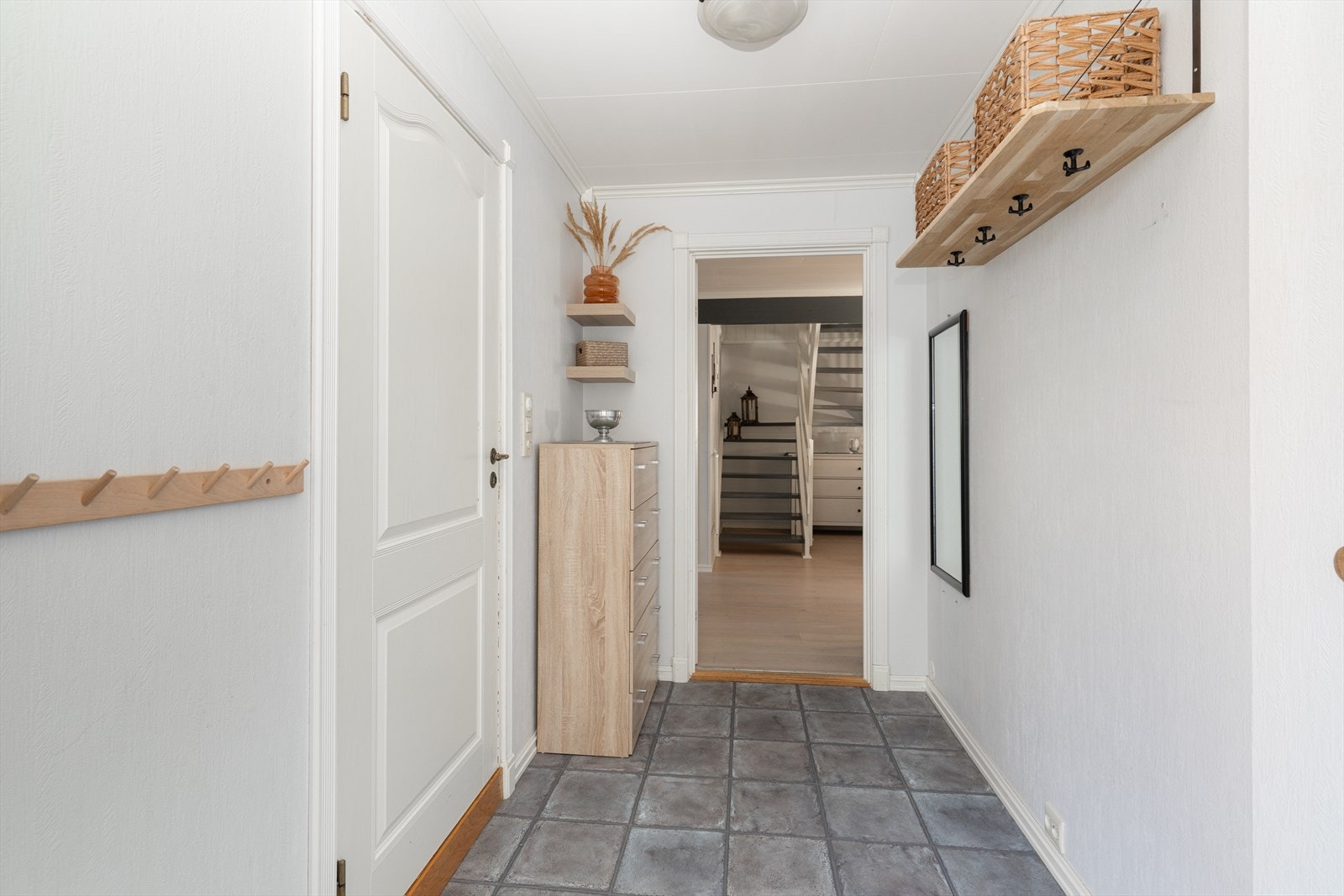 Velkommen inn til lys og fin entré med plass til å henge fra seg yttertøy. Galleribilde