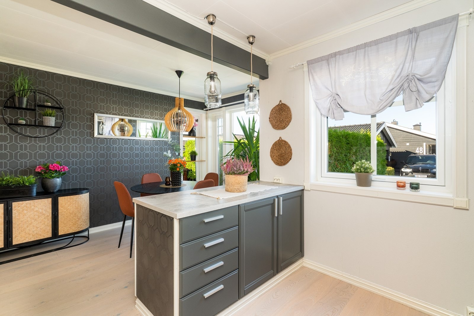 I forbindelse med kjøkkenet er det fin plass til spisebord. Galleribilde