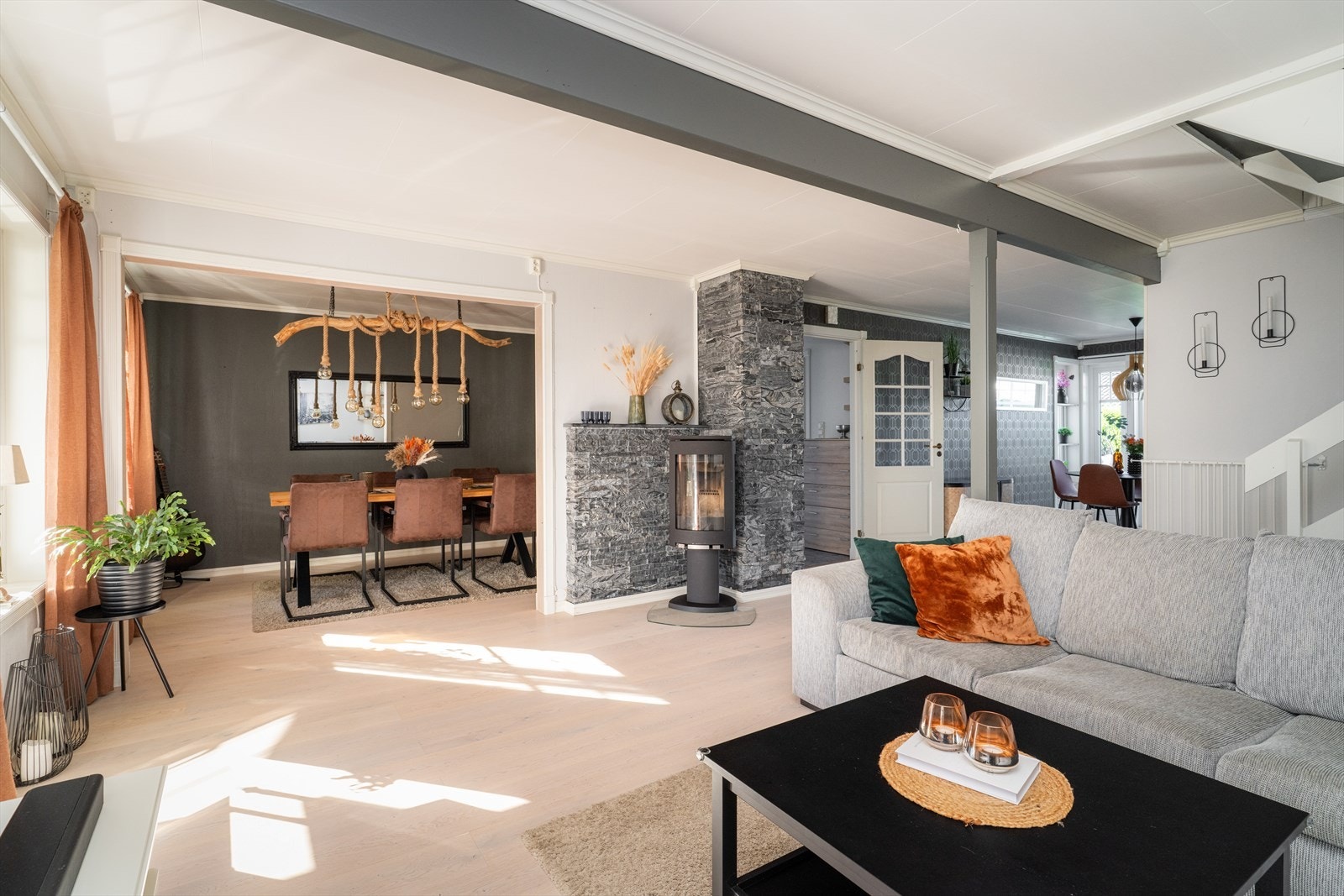 I stuen er det varmepumpe fra 2020 og peisovn som gir en lun og god varme på kalde dager. Galleribilde