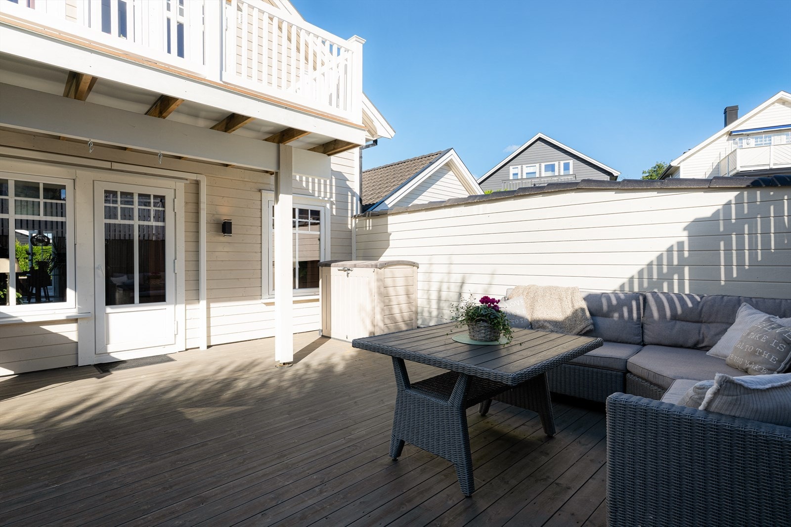 Terrassen er delvis overbygget i form av overliggende balkong. Galleribilde