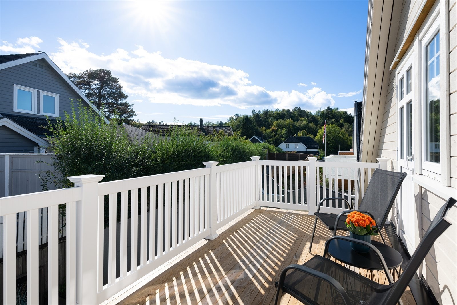 På balkongen er det fin plass til et kafèsett hvor man kan nyte morgenkaffen. Galleribilde