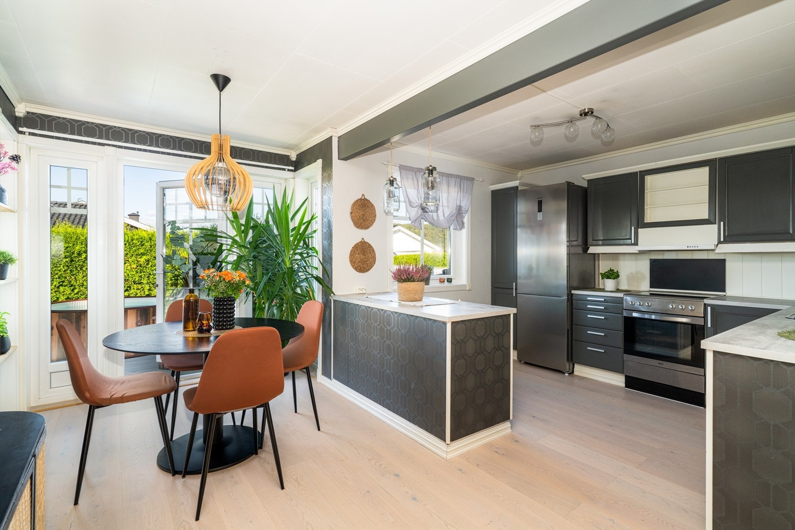 På kjøkkenet er det avsatt plass til frittstående hvitevarer som komfyr, oppvaskmaskin og kjøleskap. Galleribilde