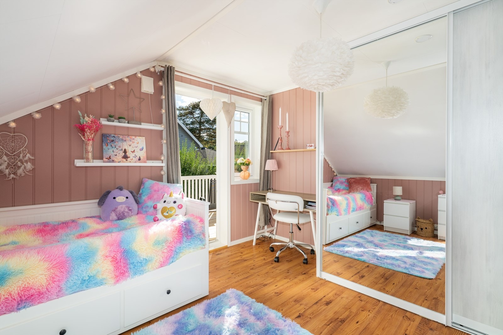 Soverom 2 med god plass til både seng og garderobeløsning. Fra soverommet er det dør ut til hyggelig balkong. Galleribilde