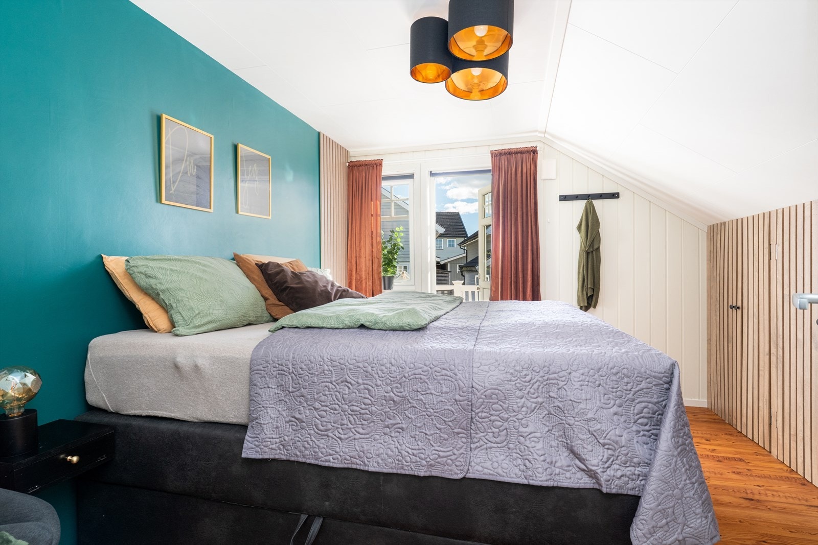 Boligens 3 soverom ligger i 2. etasje. Soverom 1 har god størrelse med fin plass til dobbeltseng og dør ut til balkong. Galleribilde