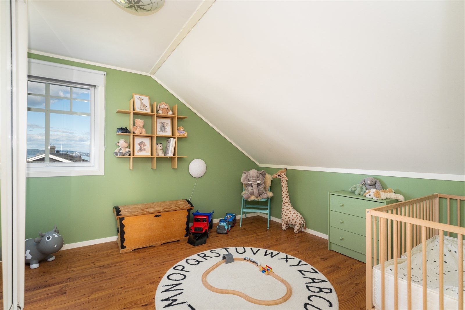 Soverom 3 med god plass til seng og garderobeløsning. Galleribilde