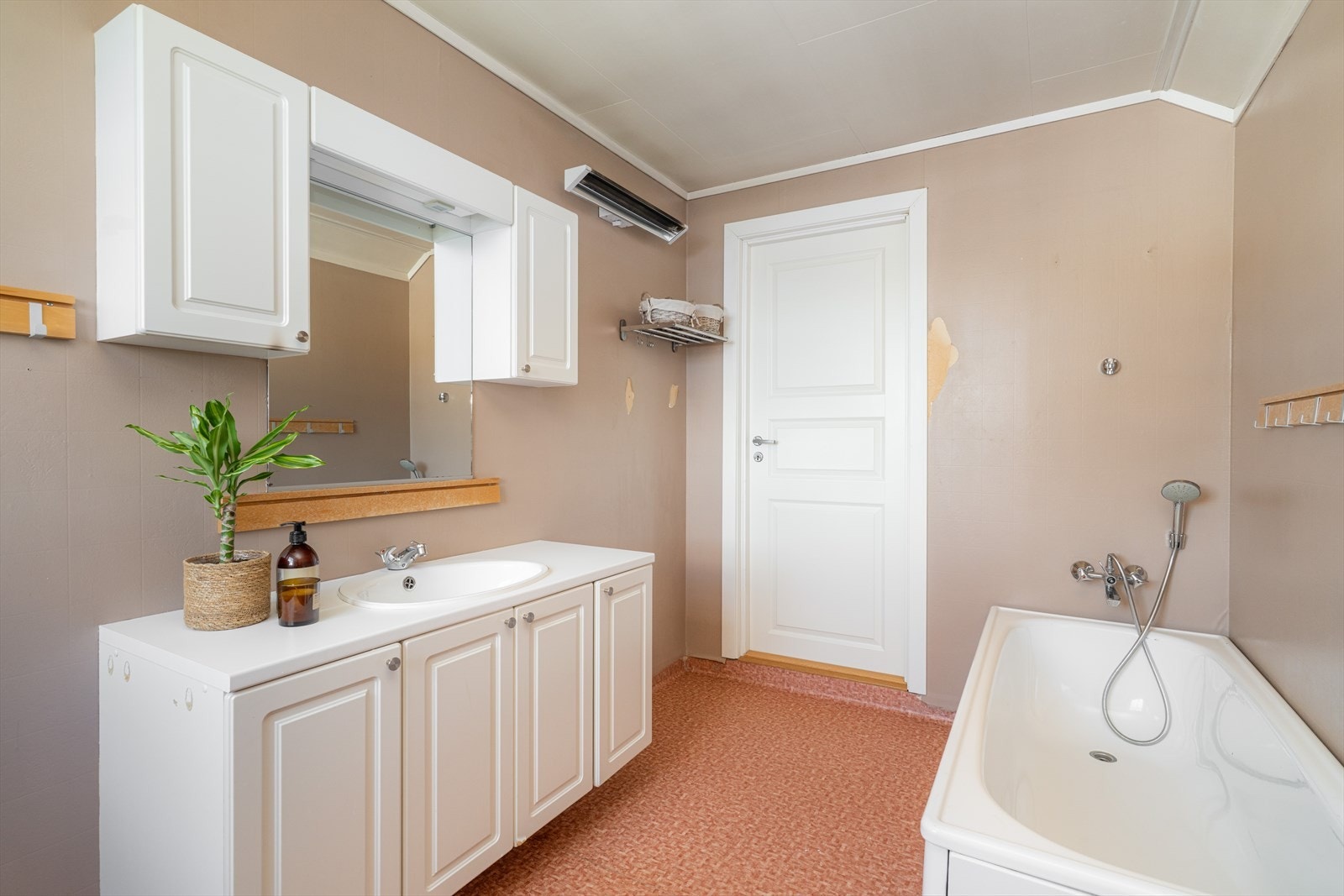 Bad i 2. etasje med tilkomst fra gangareal. Badet inneholder toalett, badekar, servant med underskap, overskap og speil. Galleribilde