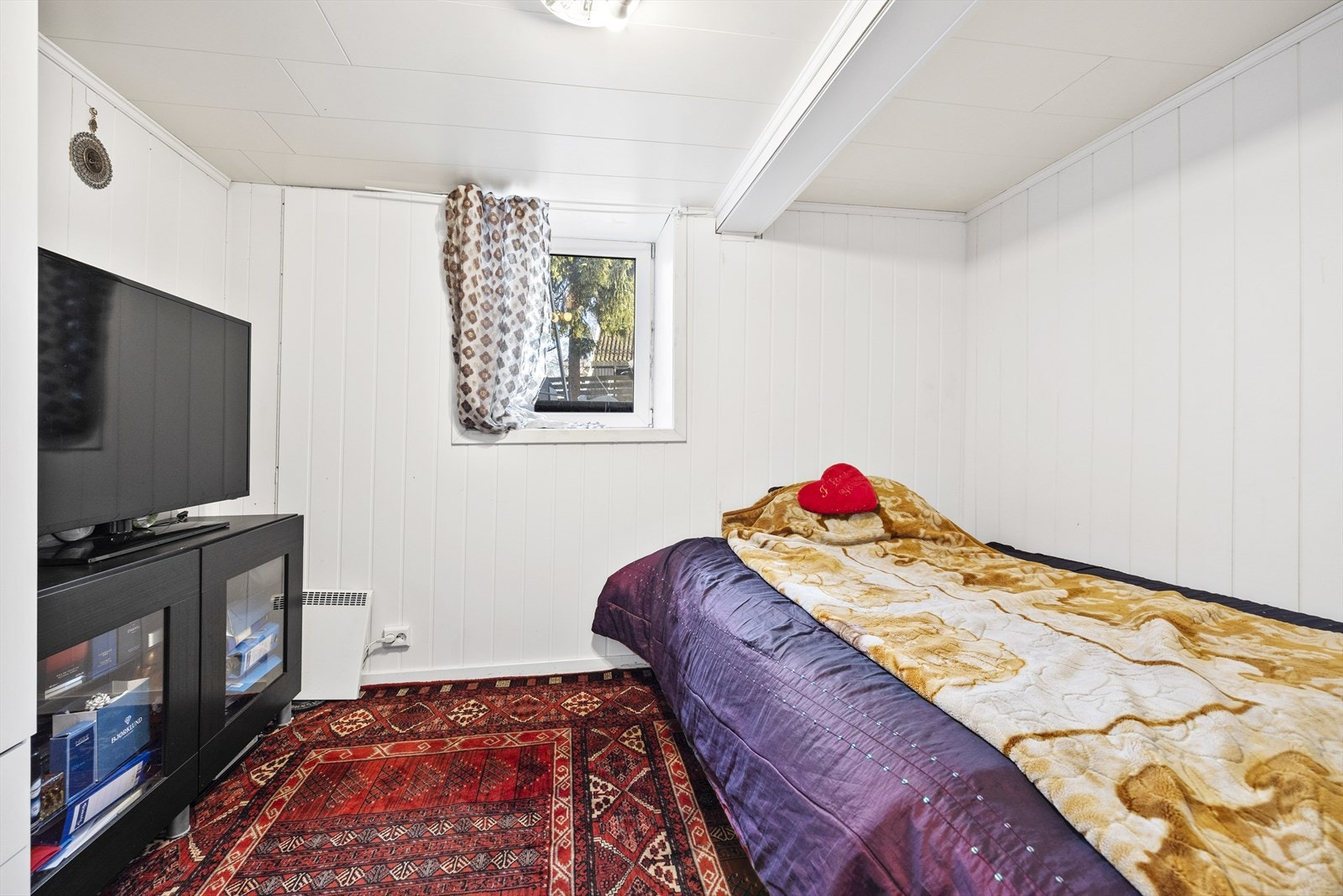 Soverom med seng og kommode. Galleribilde