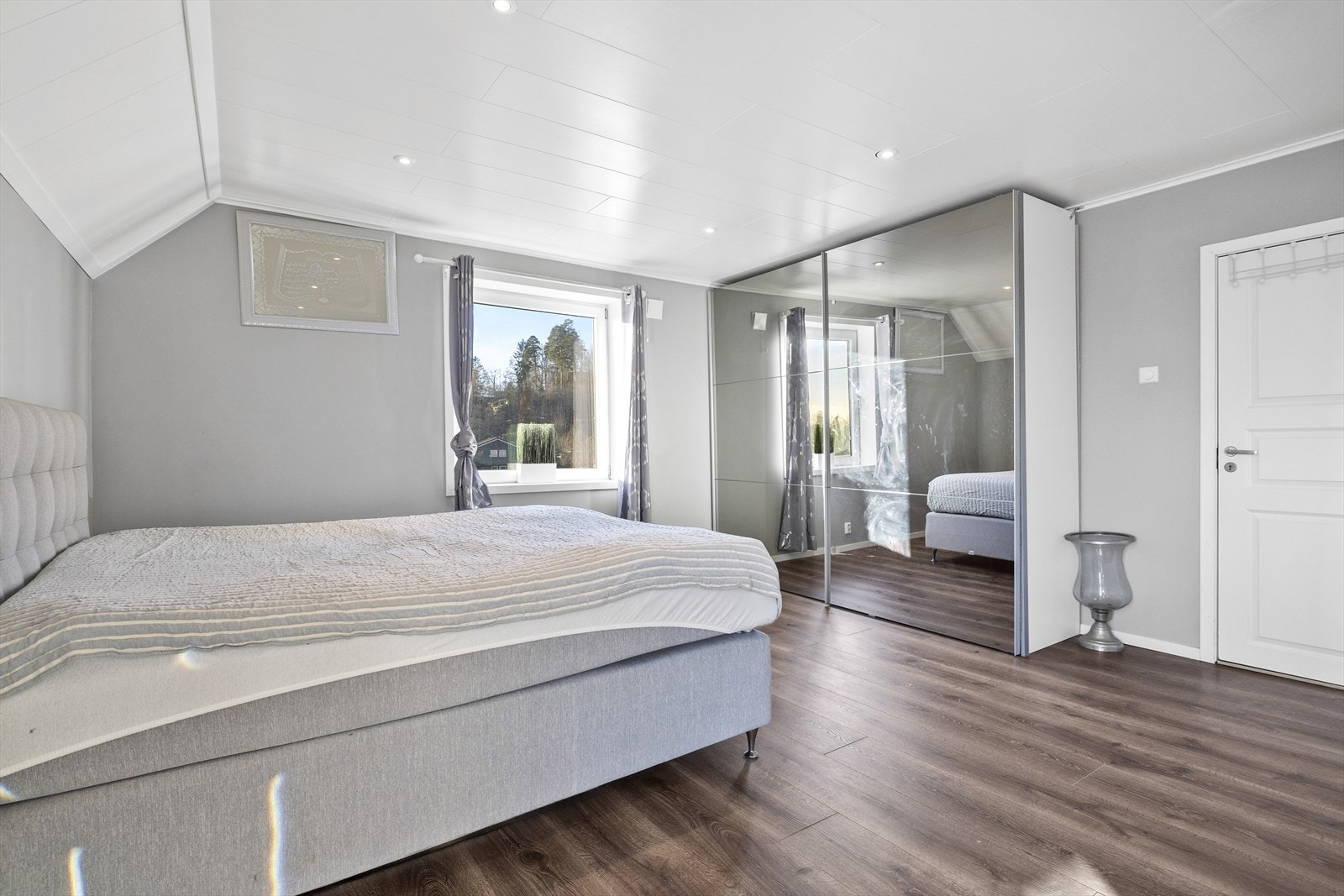 Hovedsoverom med plass til dobbeltseng og tilhørende nattbord. Godt med oppbevaringsplass i skyvedørsgarderobe med speilfronter. Galleribilde