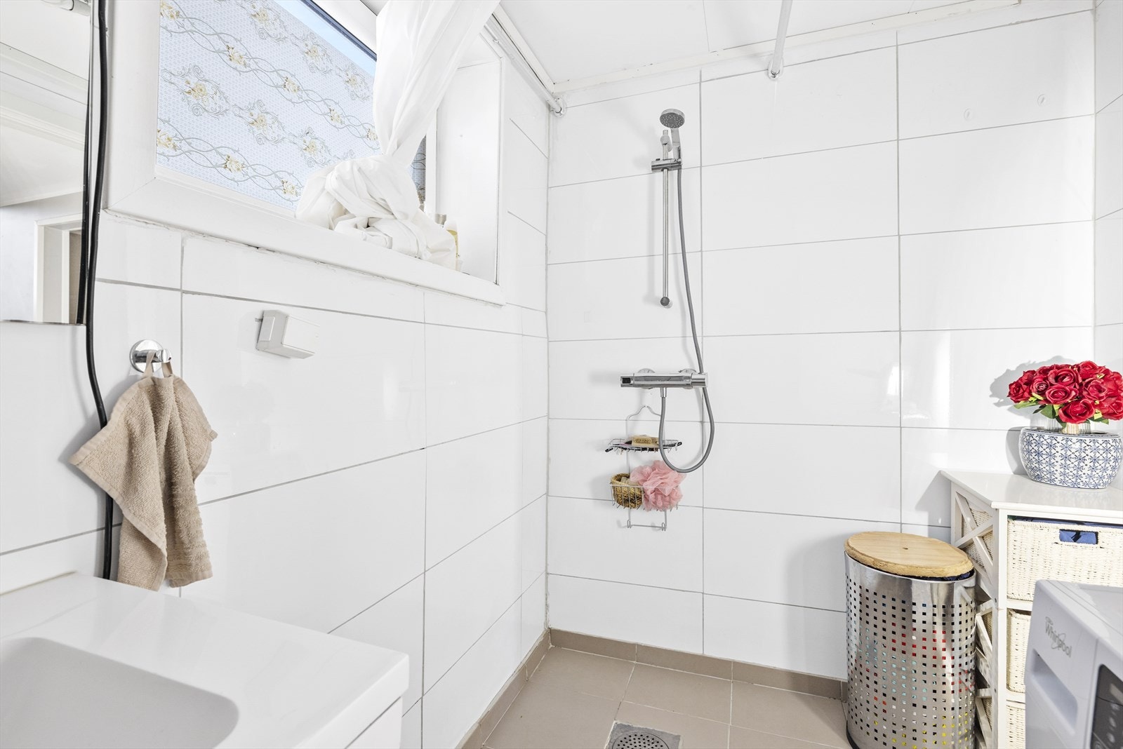 Badet er i følge eier pusset opp i 2018/2019. Det er montert elektrisk avtrekksvifte på yttervegg. Galleribilde