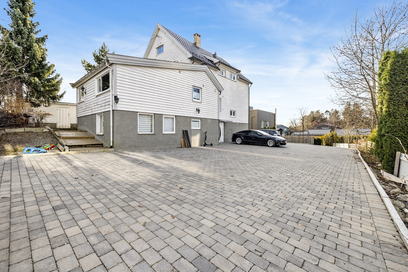 Parkering på eiendommens tomt, samt to parkeringsplasser i felles eksternt garasjeanlegg. Galleribilde