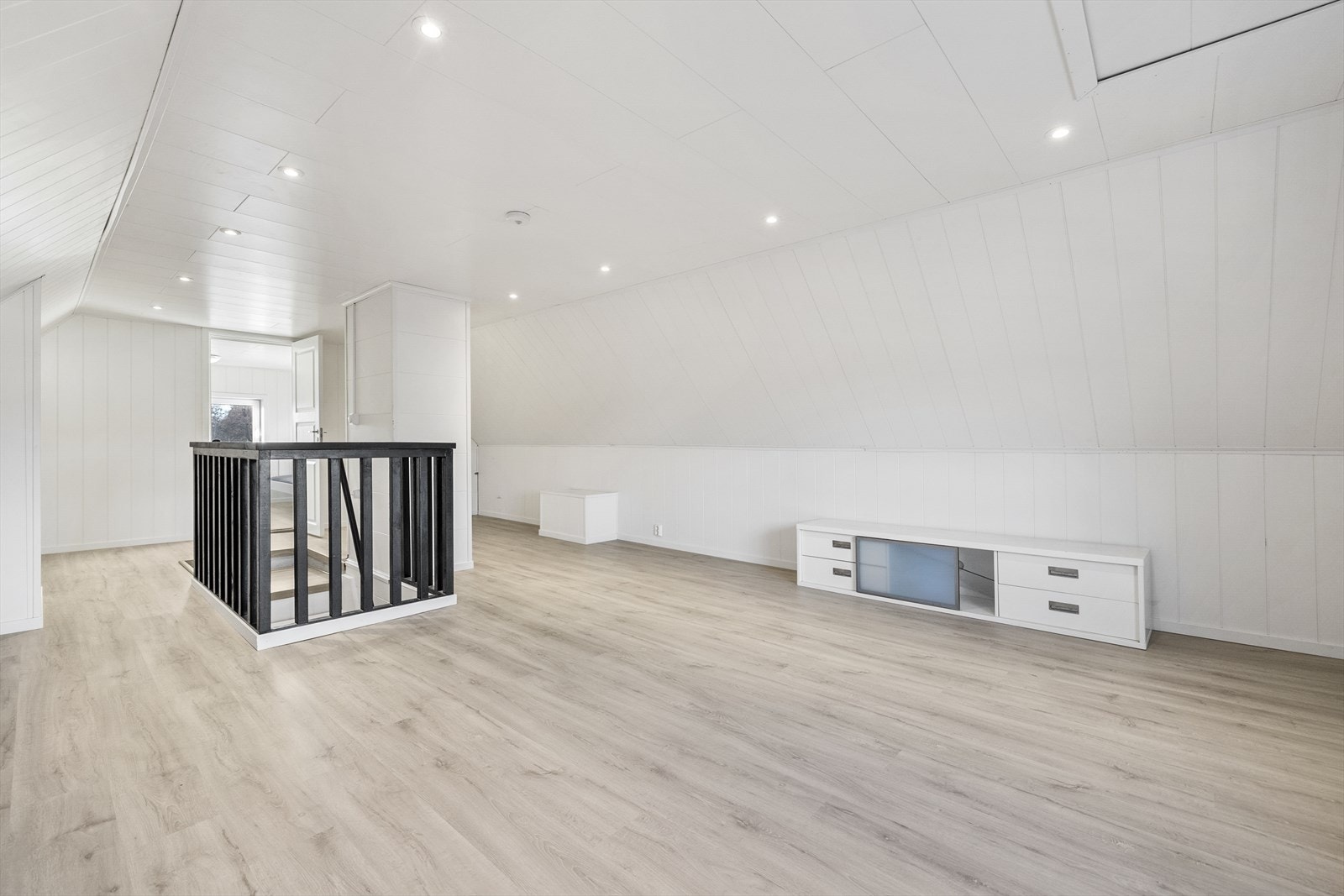 Loftet er innredet, men ikke søkt bruksendret til p-rom og derved ikke godkjent for varig opphold. Galleribilde