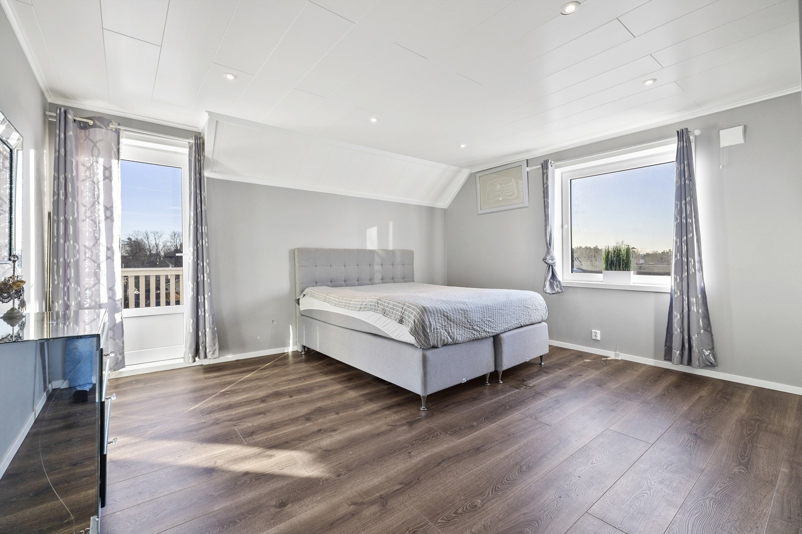 Store vindusflater som slipper inn rikelig med naturlig lys. Galleribilde