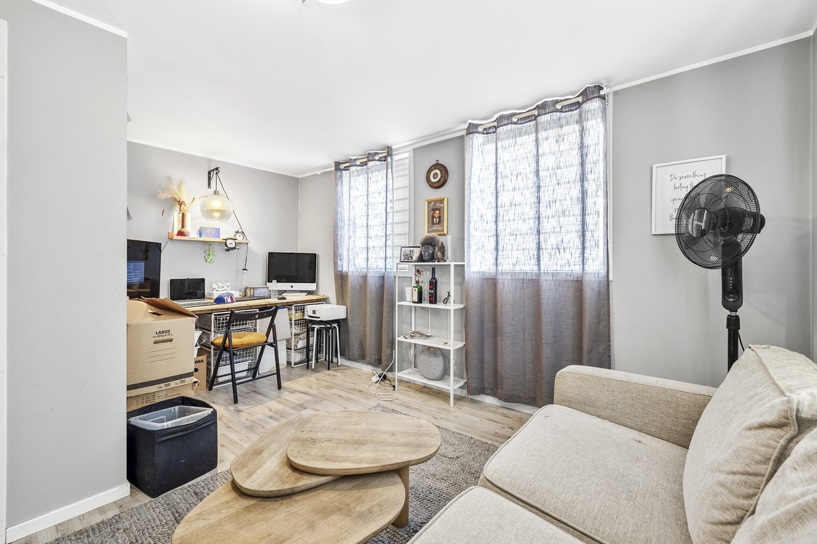 Rom med plass til sofa, bord og skrivepult. Galleribilde