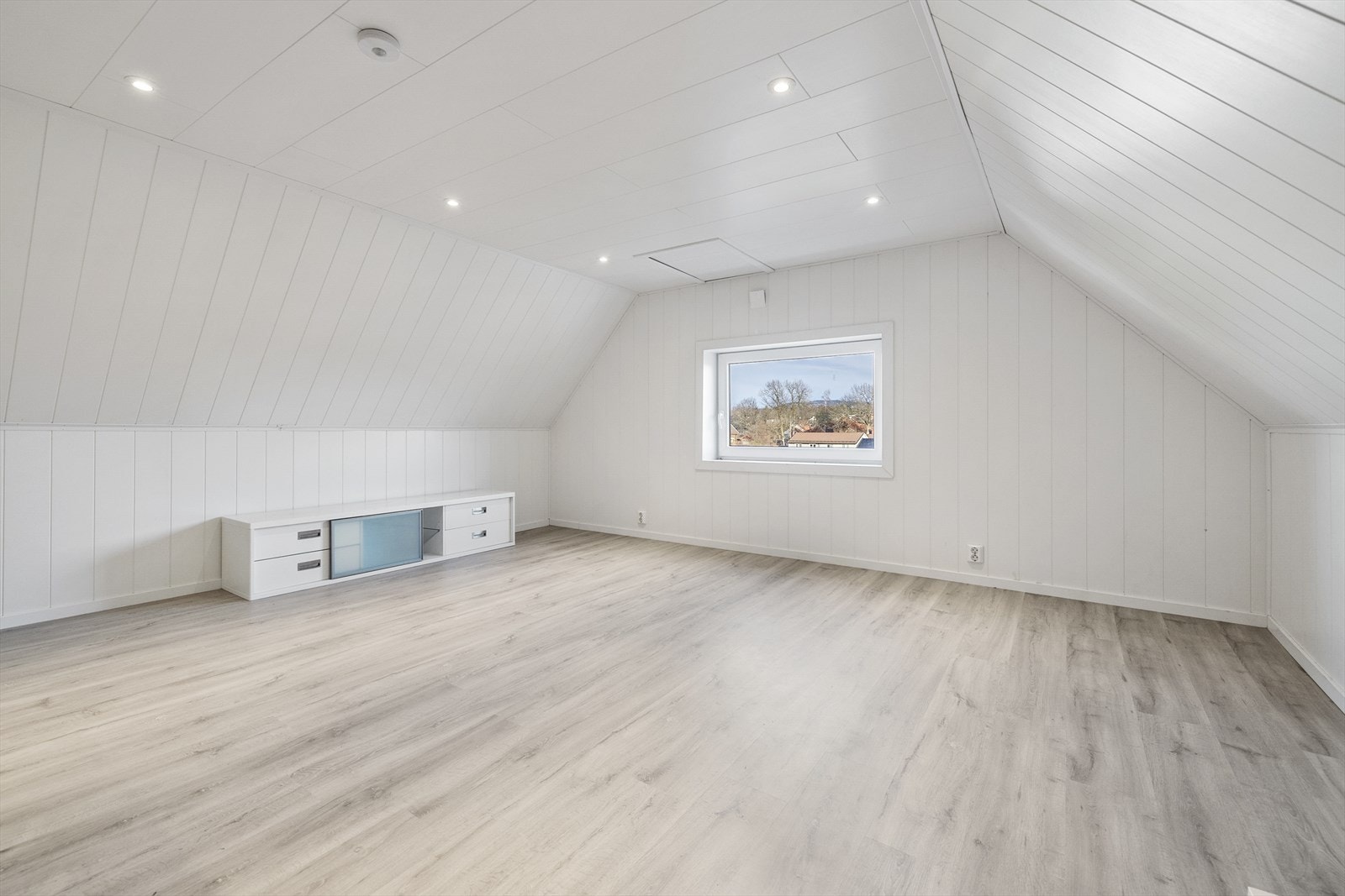 Loftet brukes som loftstue og innredet rom. Galleribilde