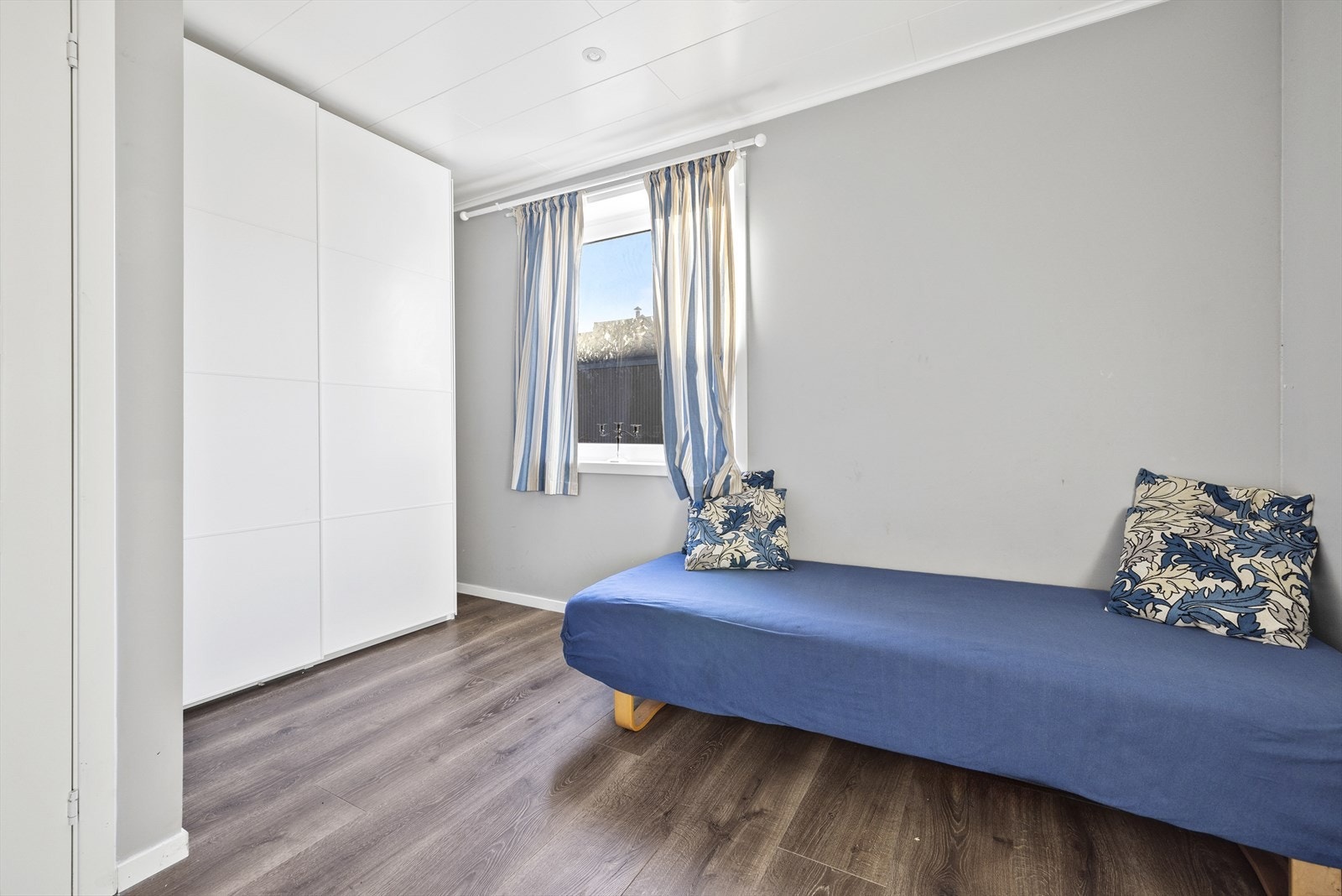 Soverom av god størrelse med plass til dobbeltseng, nattbord og garderobe. Galleribilde