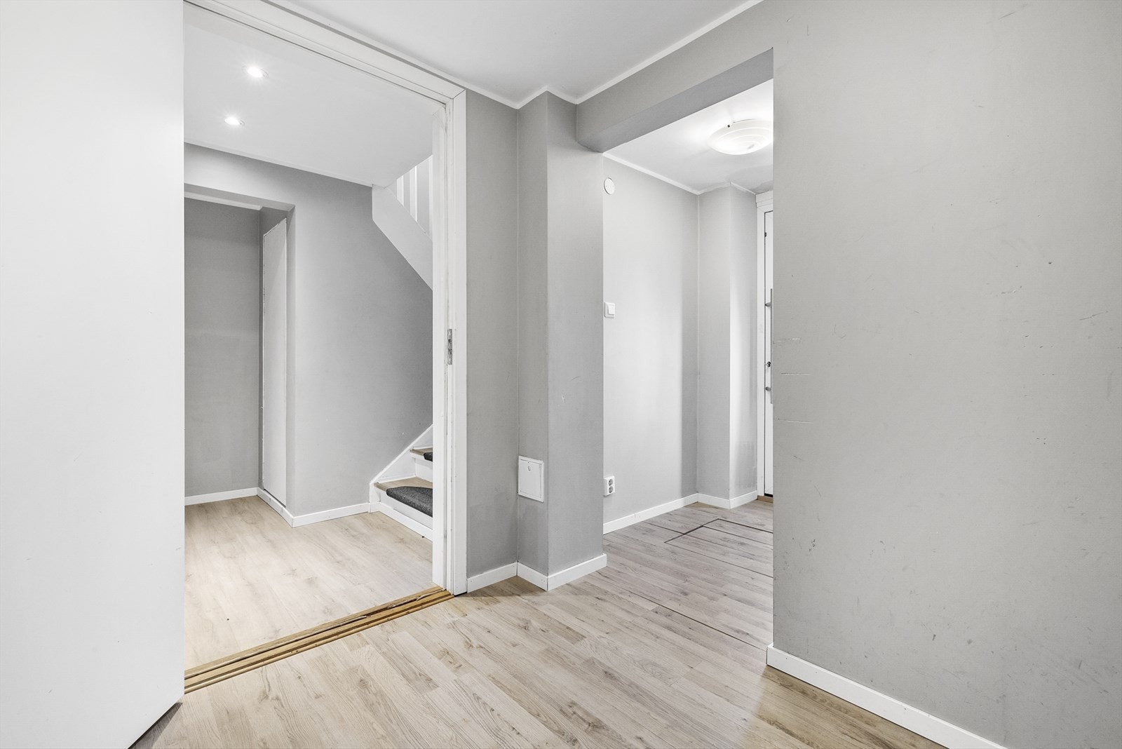 Felles gang i entre underetasje til hoveddel og utleiedel 1 Galleribilde