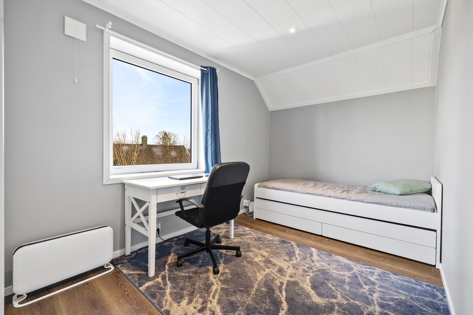 Soverom med plass til seng, nattbord og kommode. Galleribilde