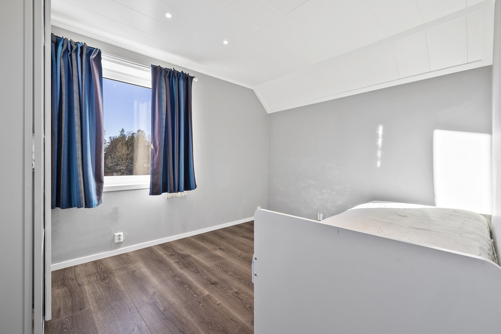 Soverom med plass til seng, nattbord og garderobe. Galleribilde