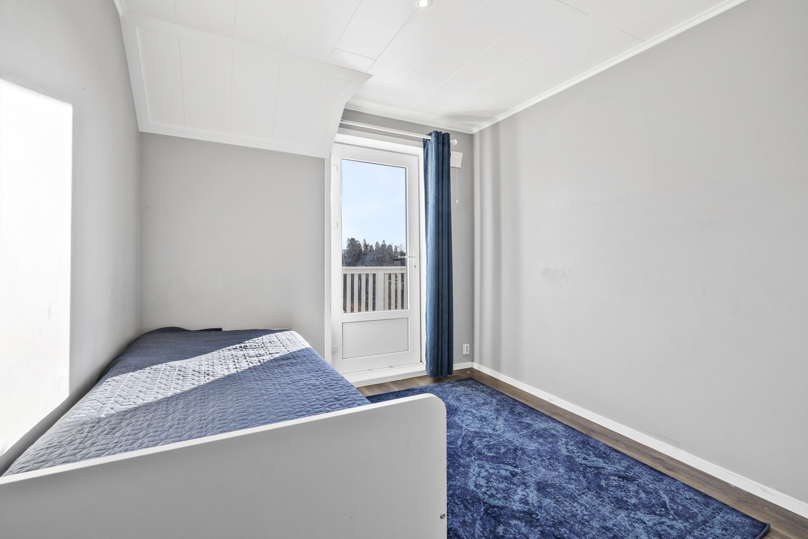 Soverom med plass til seng, nattbord og garderobe. Galleribilde