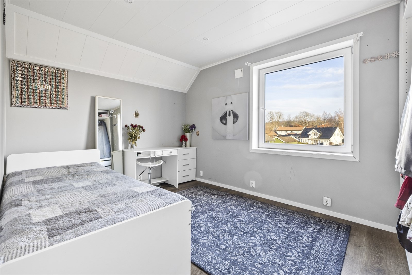 Soverom med plass til seng, nattbord og kommode. Galleribilde