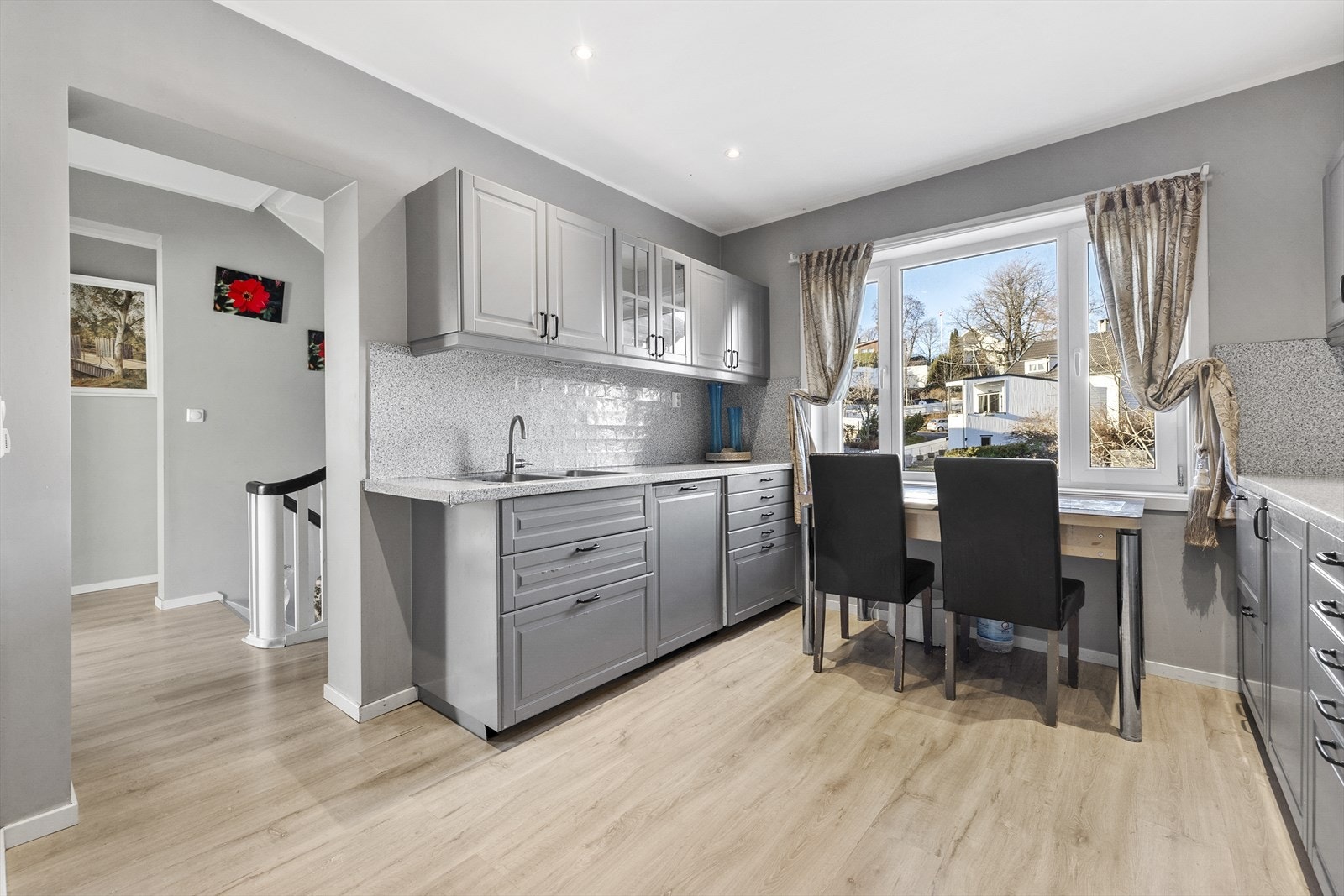 Plass til spisegruppe på kjøkken. Galleribilde