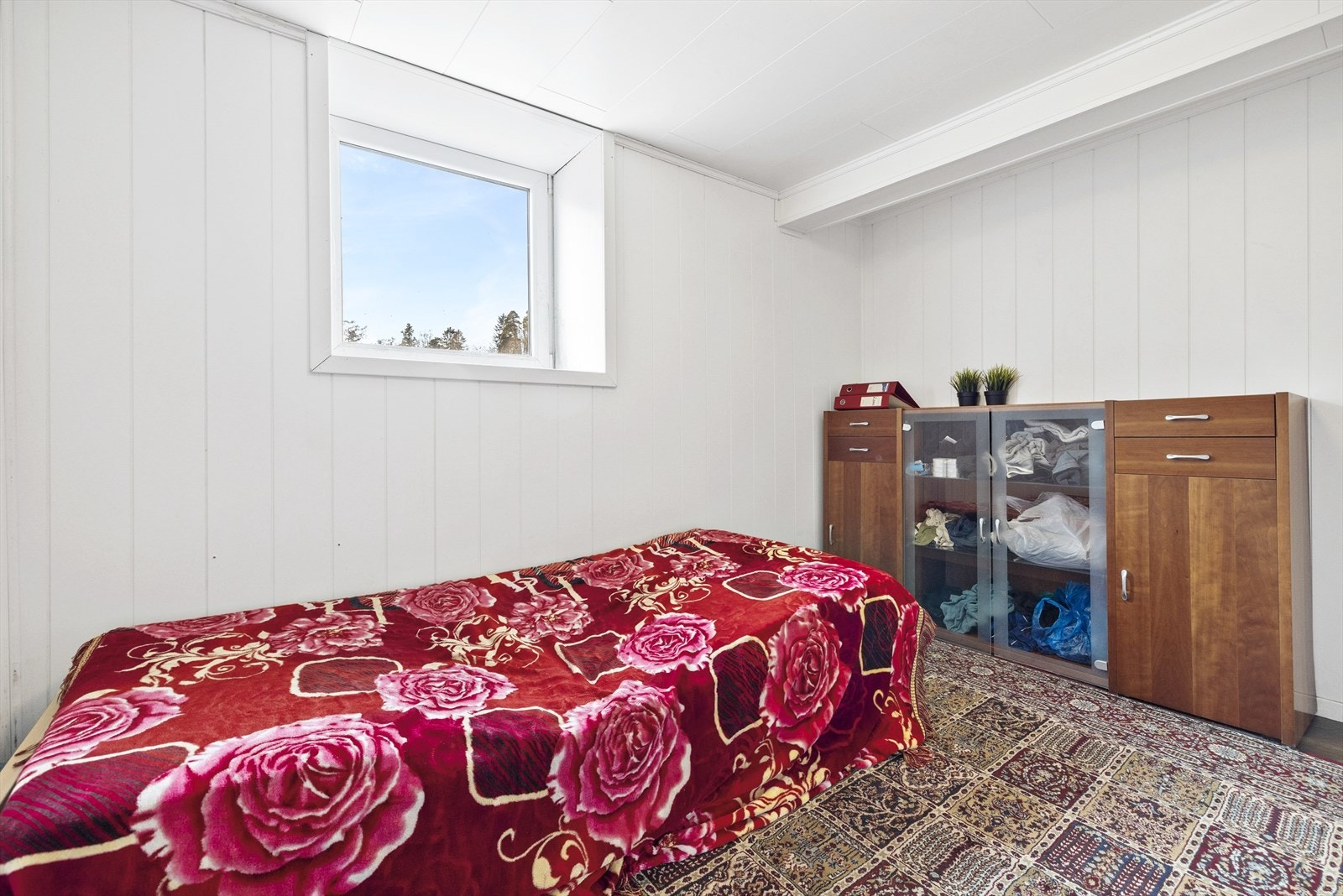 Innredet rom brukes i dag som soverom med seng og kommode. Galleribilde