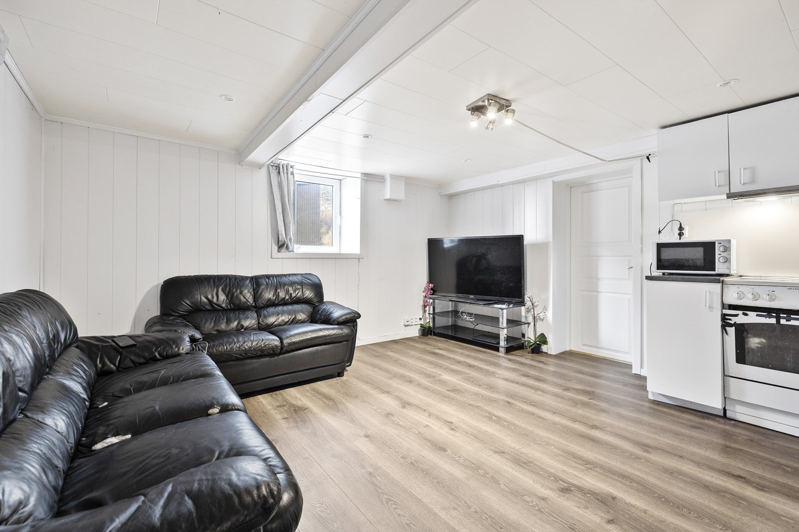 Lyst kjøkken i åpen løsning mot stuen. Kjøkkeninnredningen består av glatte fronter, laminat benkeplate, nedfelt dobbel kum, ventilator og opplegg for oppvaskmaskin. Galleribilde