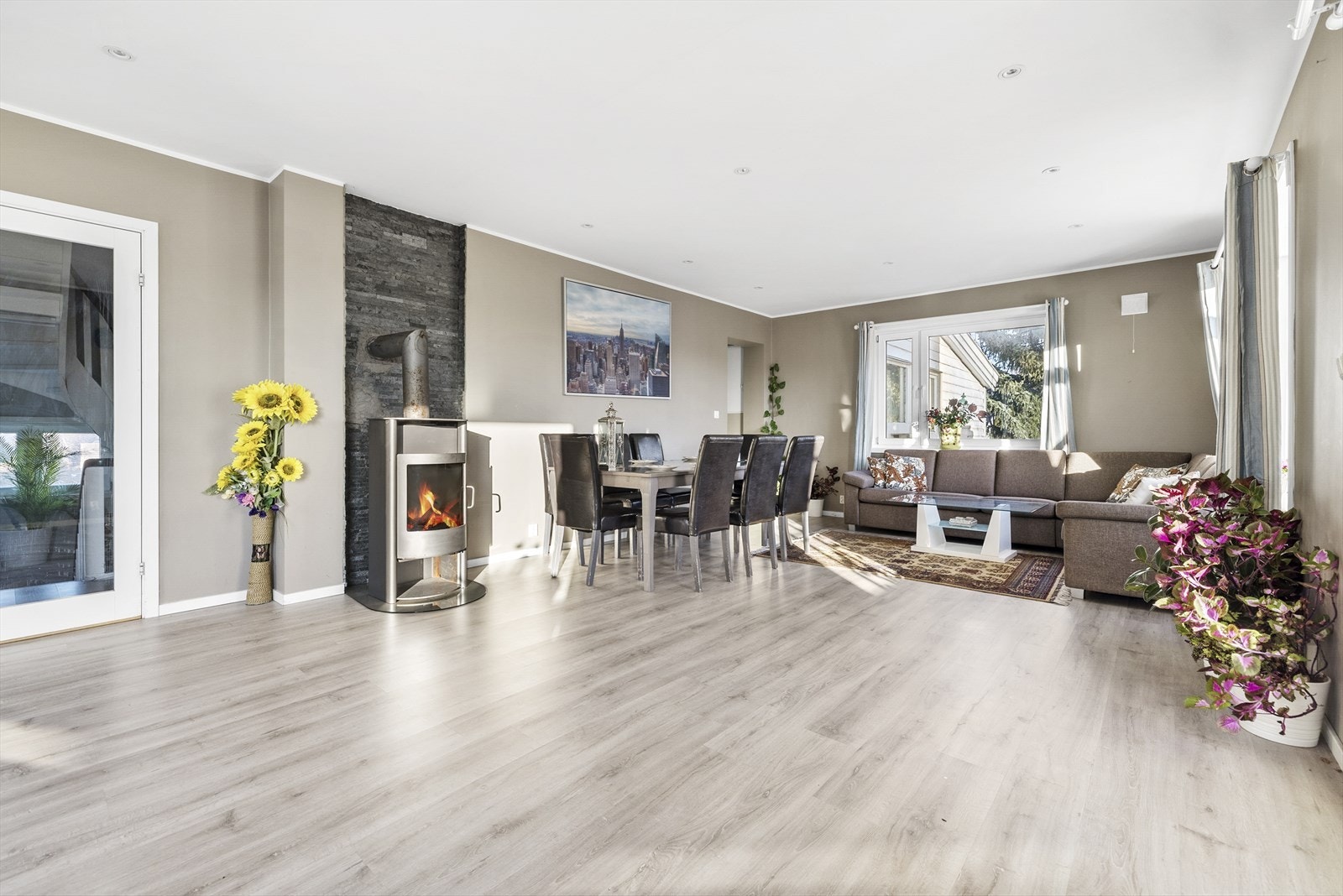 Stuen har både vedovn og luft til luft varmepumpe som varmer godt på kalde dager. Galleribilde