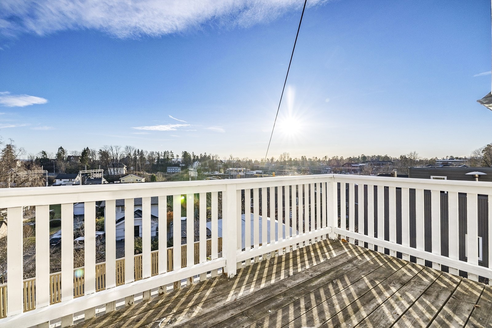 Fra to soverom i 2. etasje er det utgang til en sydøstvendt altan på 6 m². Galleribilde