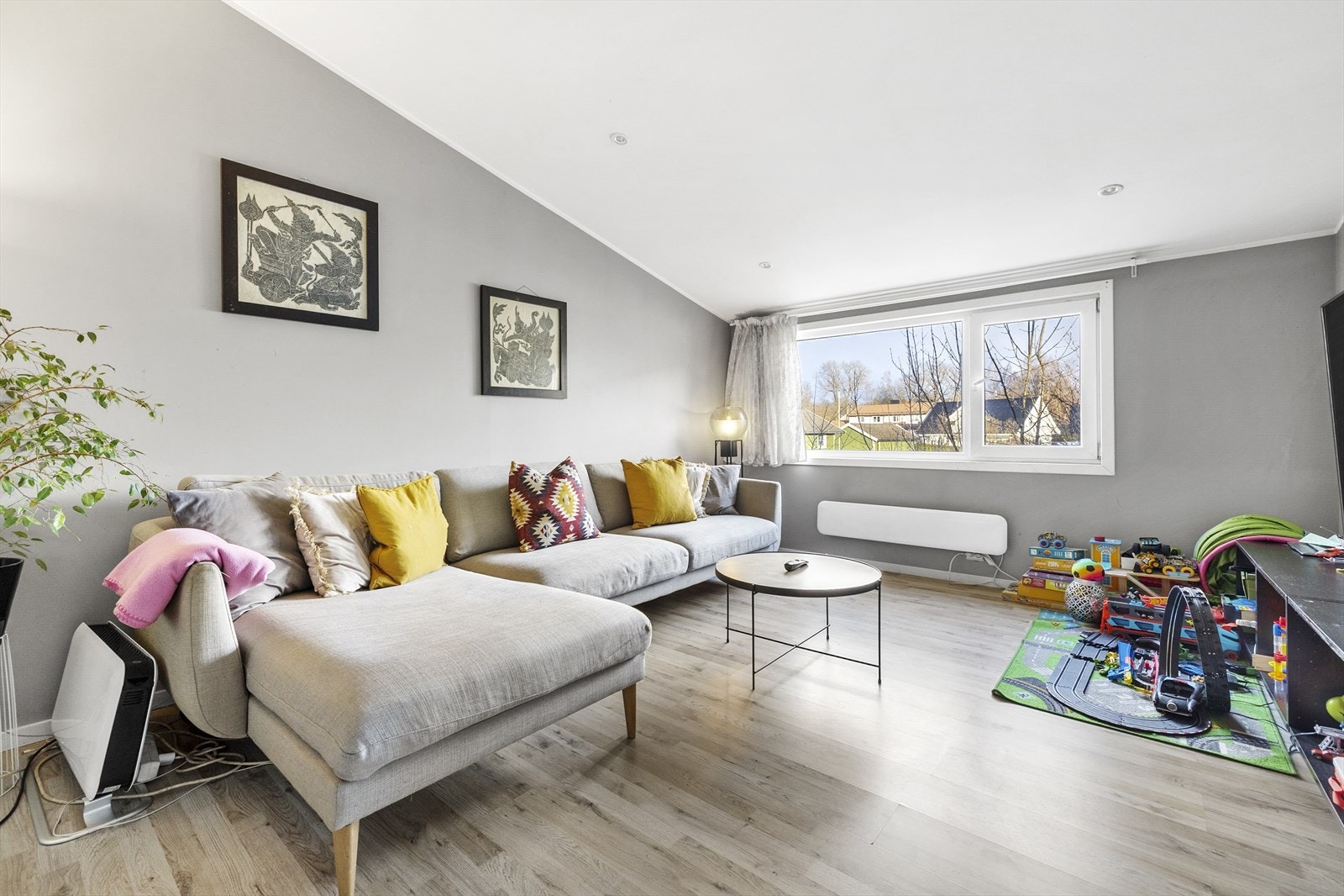 Del som idag fremstår som en egen tilleggs-leilighet, er ikke godkjent slik den står idag. Dersom det skal være hybel og ikke være søknadspliktig som egen del, skal det være innvendig adkomst i mellom hoveddel og hybel. Galleribilde