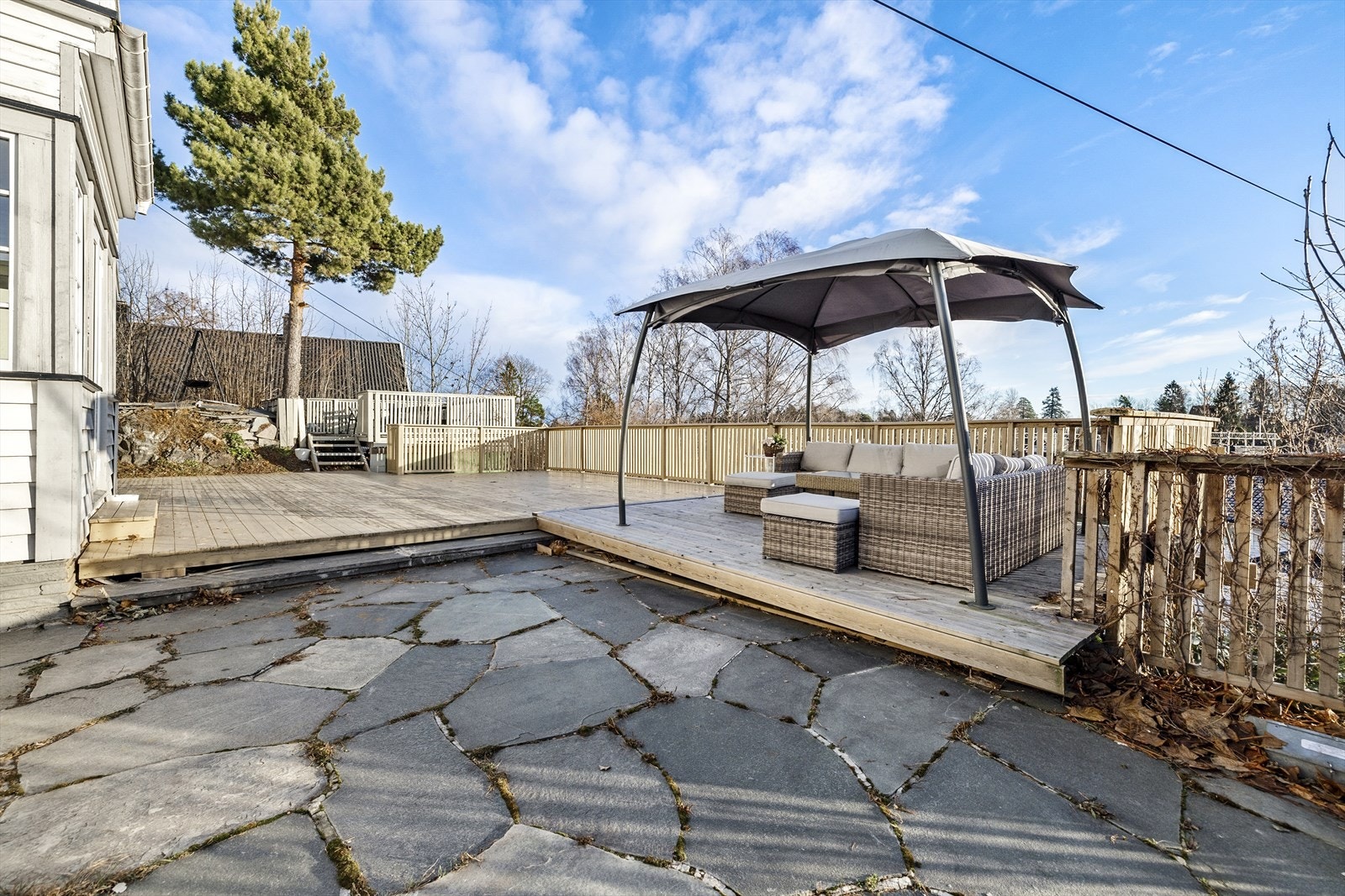 Her er det godt med plass til utemøbler, grill og planter. Galleribilde