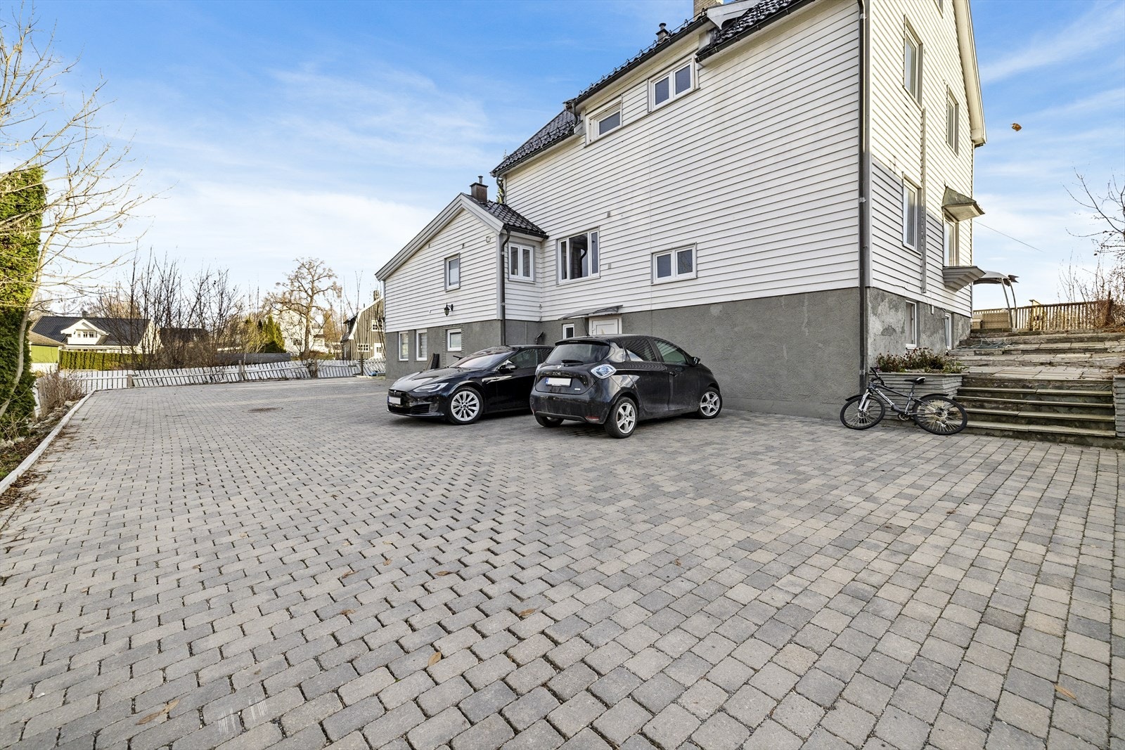 Boligen har steinlagt gårdsplass. Galleribilde