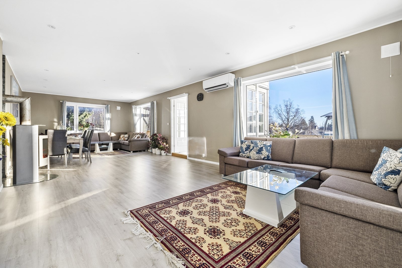 Romslig stue som er enkel å innrede etter eget ønske. Galleribilde