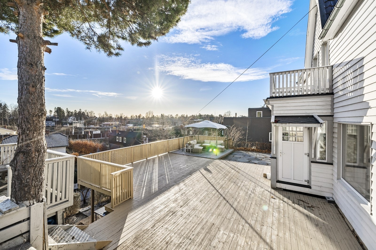 Dette er stor enebolig over 4 plan beliggende i et veletablert og attraktivt boligområde på Høvik. Galleribilde