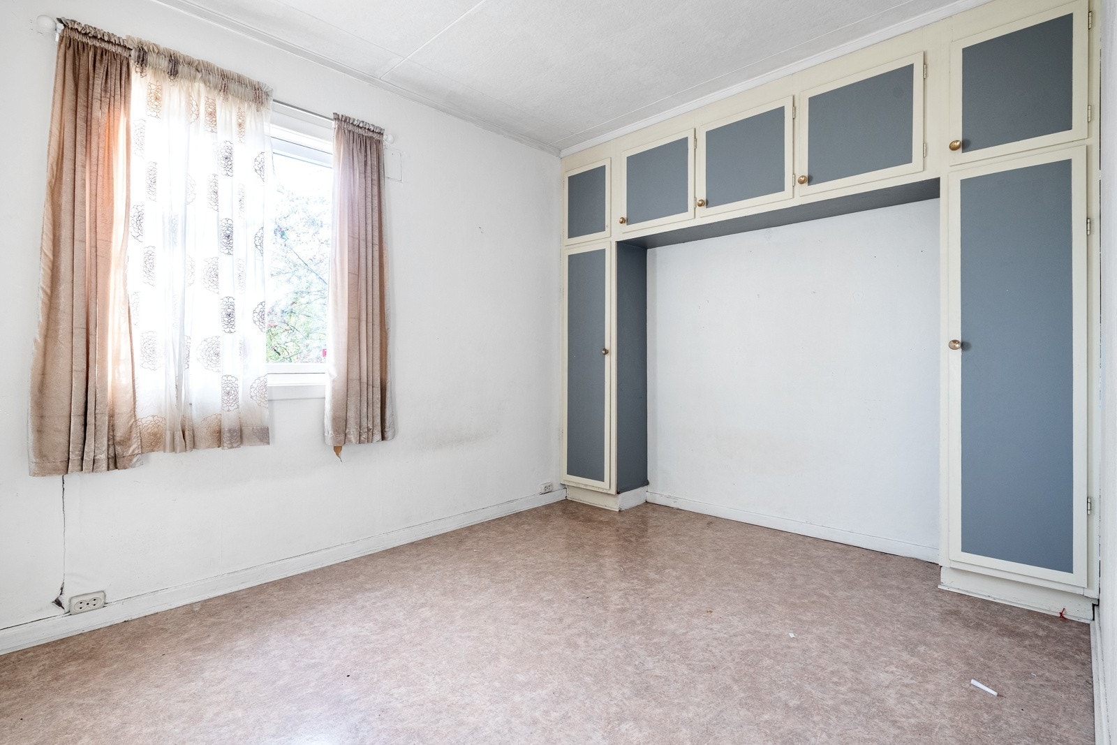 Soverom 2 er fint som hovedsoverom med mye skapplass Galleribilde