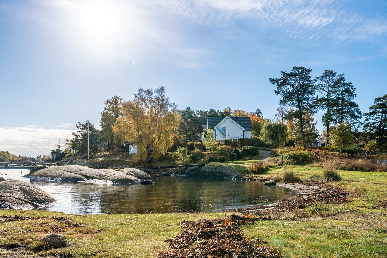 Her tar du på deg badebuksen hjemme og når man forlater sin egen tomt tar det få minutter til man er på området med strand og svaberg Galleribilde