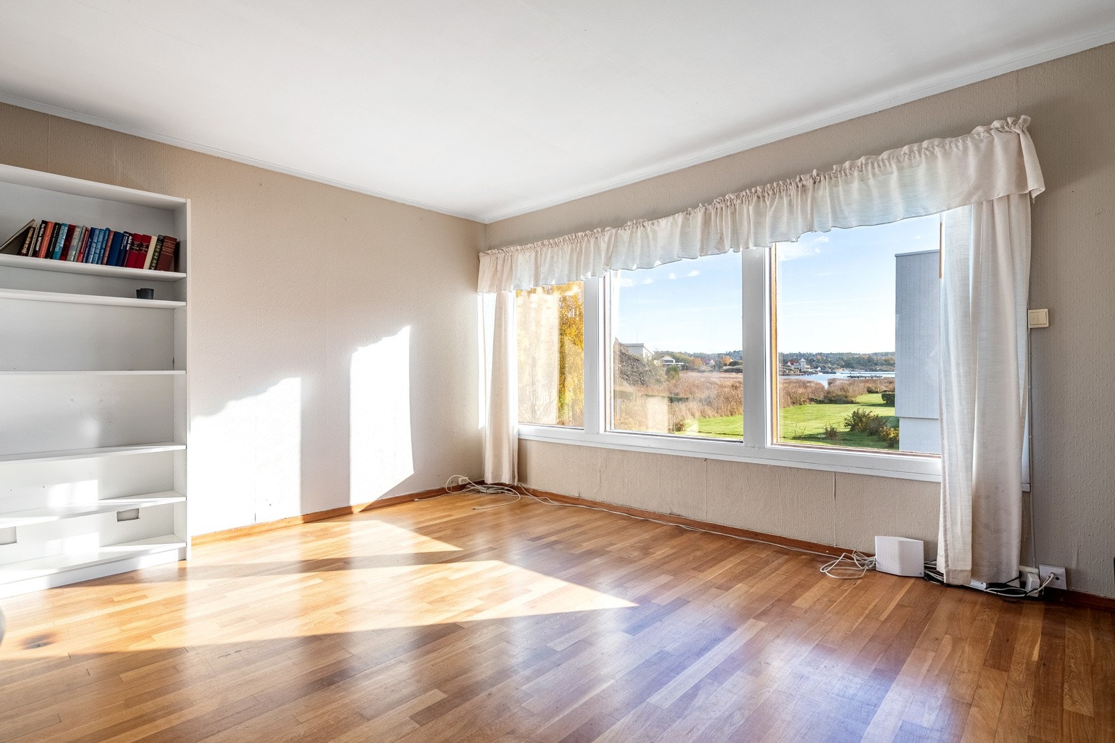 Husets plassering på tomten gir en nydelig utsikt mot Karliroabukta, Lofterødkilen, Thorsholmen og Sandefjordsfjorden Galleribilde