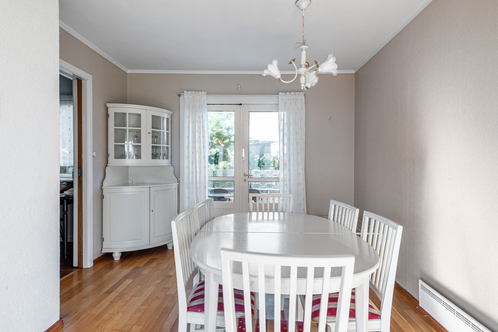 God plass til et stort spisebord hvor du kan invitere venner og familie Galleribilde