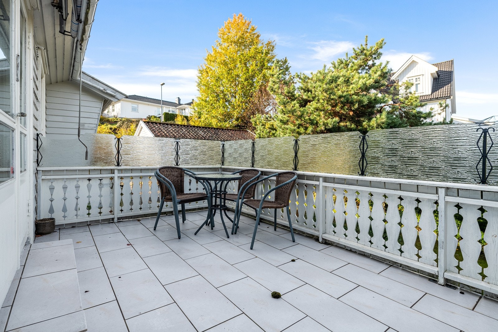 Solrik ettermiddagsterrasse utenfor stuen Galleribilde