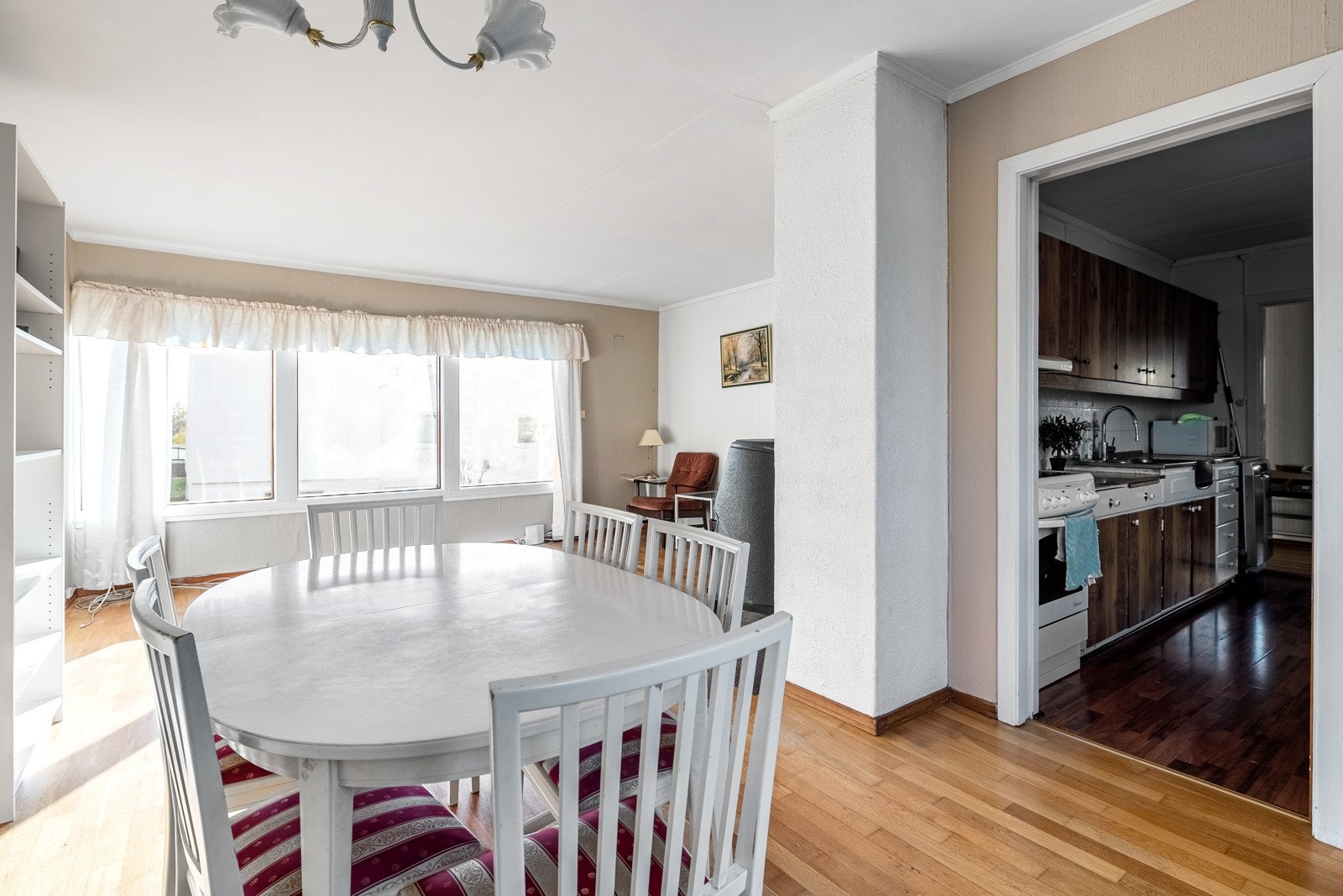 Stuen har naturlige soner for innredning Galleribilde