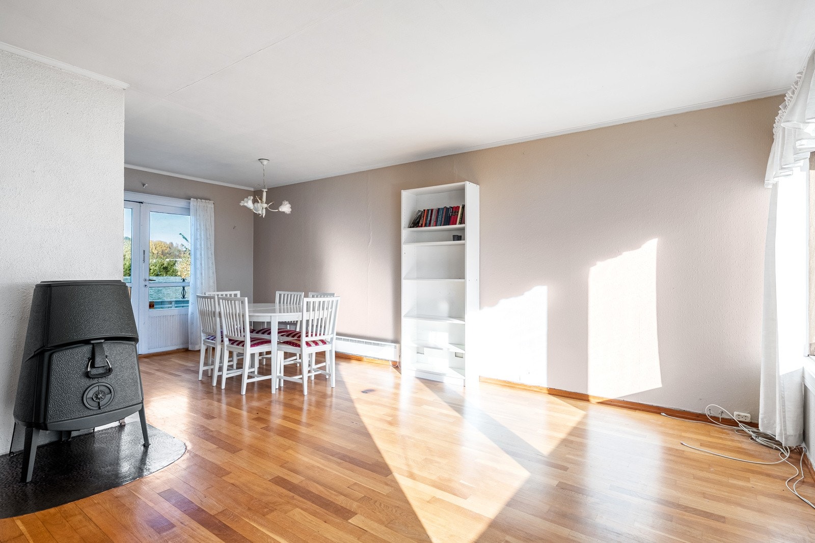 Store vindusflater gir godt med naturlig lys Galleribilde