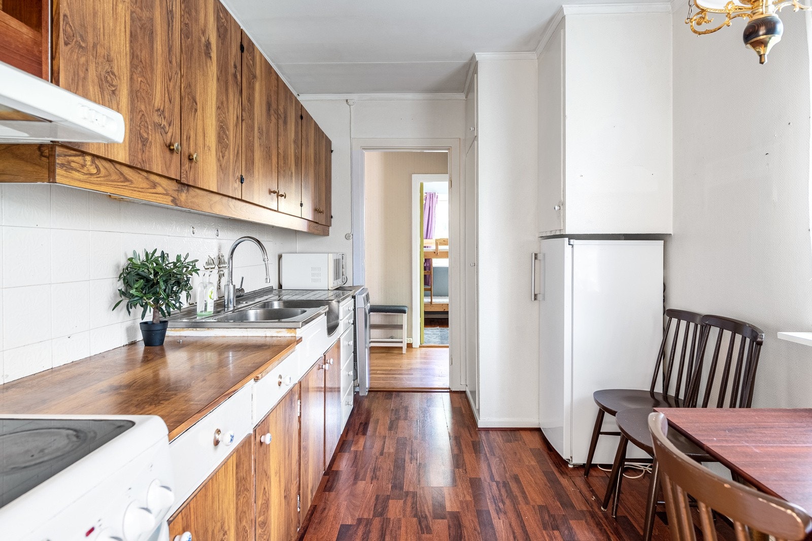 Kjøkkenet er av eldre type. Godt med skap- og benkeplass Galleribilde