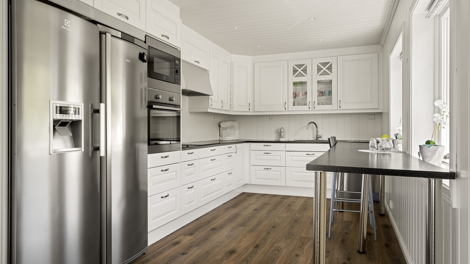 Lyst og innholdsrikt kjøkken fra 2017 med god benk- og skapplass Galleribilde