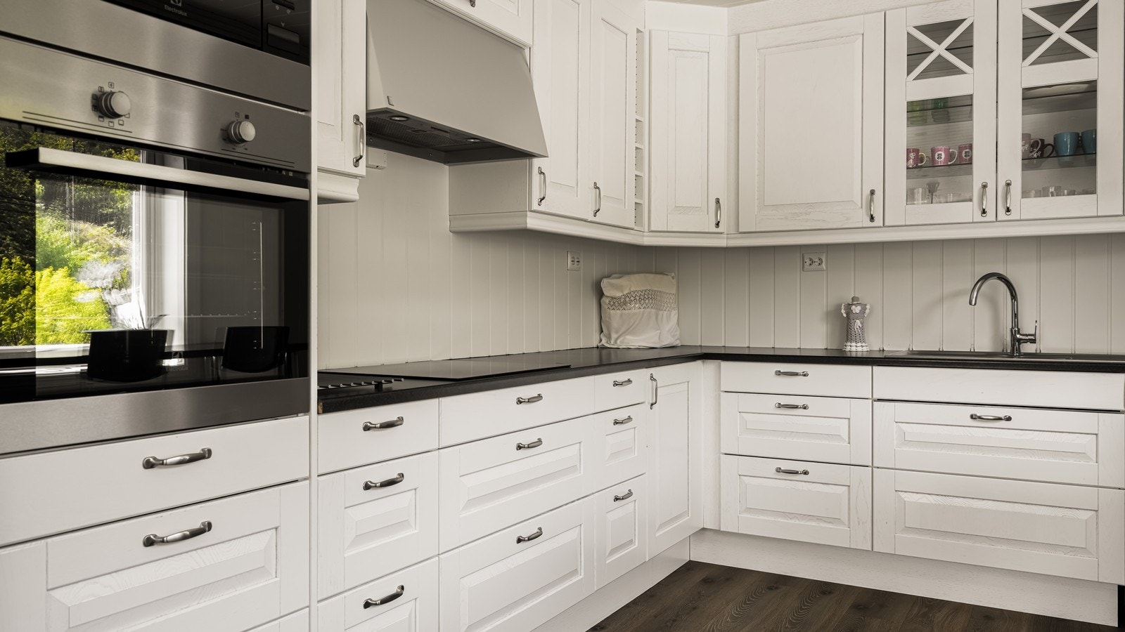 Kjøkkenet har profilerte fronter og integrerte hvitevarer Galleribilde