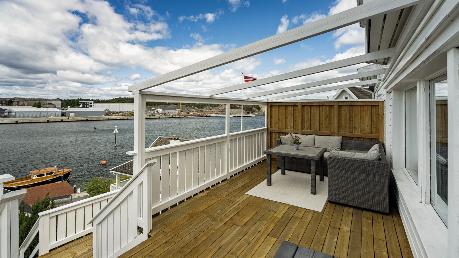 Terrasse med hyggelig sitte område Galleribilde