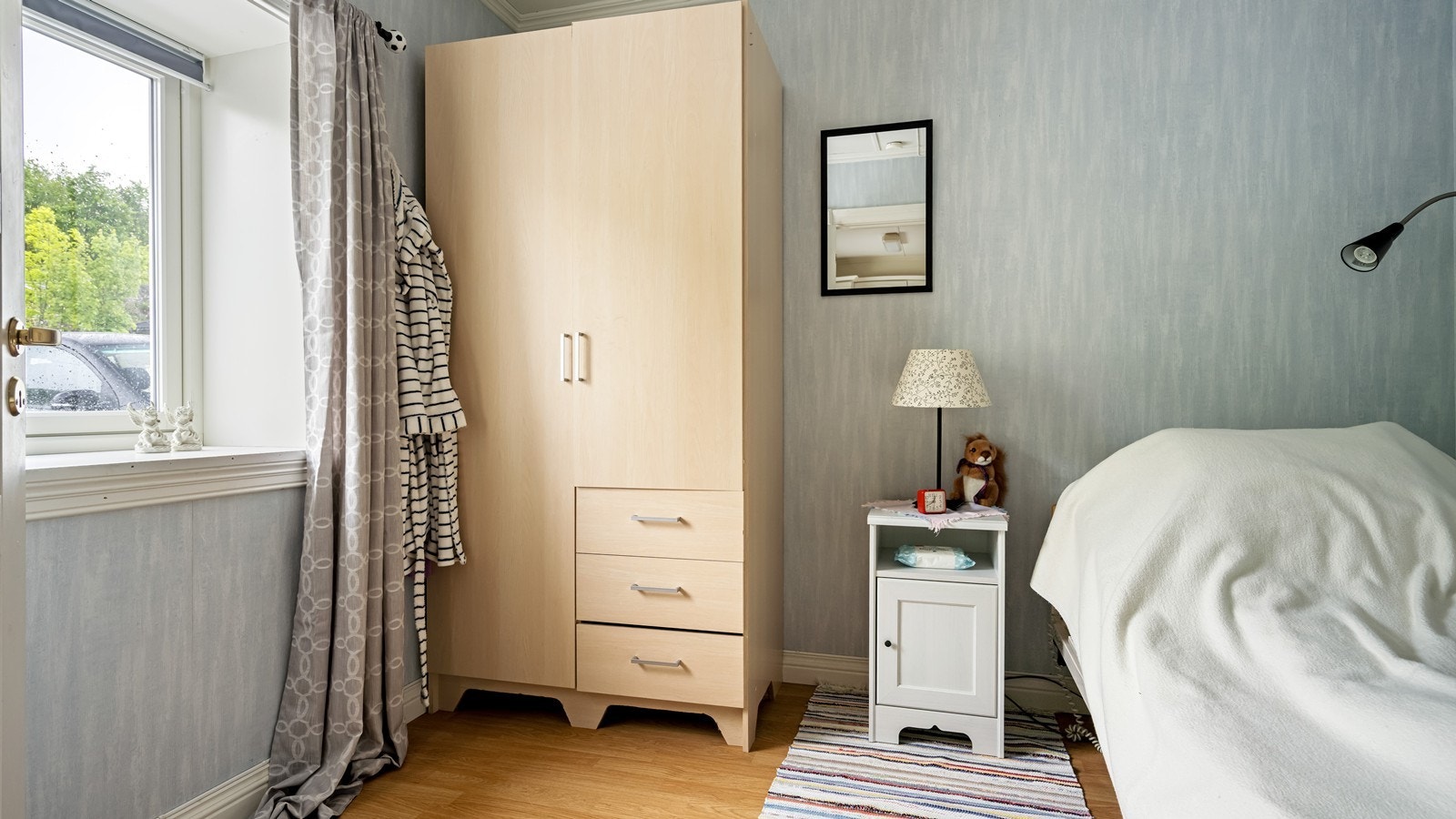 Soverom av fin størrelse med god plass til seng og møblement for oppbevaring Galleribilde